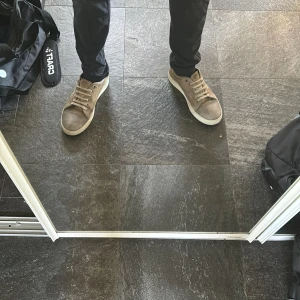 Lanvin skor - Säljer nu mina tvärfeta lanvins då jag köpt nytt. Storlek UK 10 vilket motsvarar 44/45. Skriv om du har några funderingar, svarar på alla.