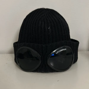 GP Company mössa - Tjo, säljer min cp Company mössa nyskick bara att lappen är lite sliten men de skar inte, köpte den i julas för 1500, hör av er om ni vill lägga ett prisförslag eller nåt annat