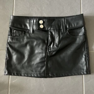 Minikjol skinn - Minikjol i skinn från H&M, passar mig som är en normal XS/34