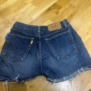 Jätte fina jeans shorts som aldrig använts förut köpte men var för små för mig storlek 28/30   Är ifrån crocker originals 