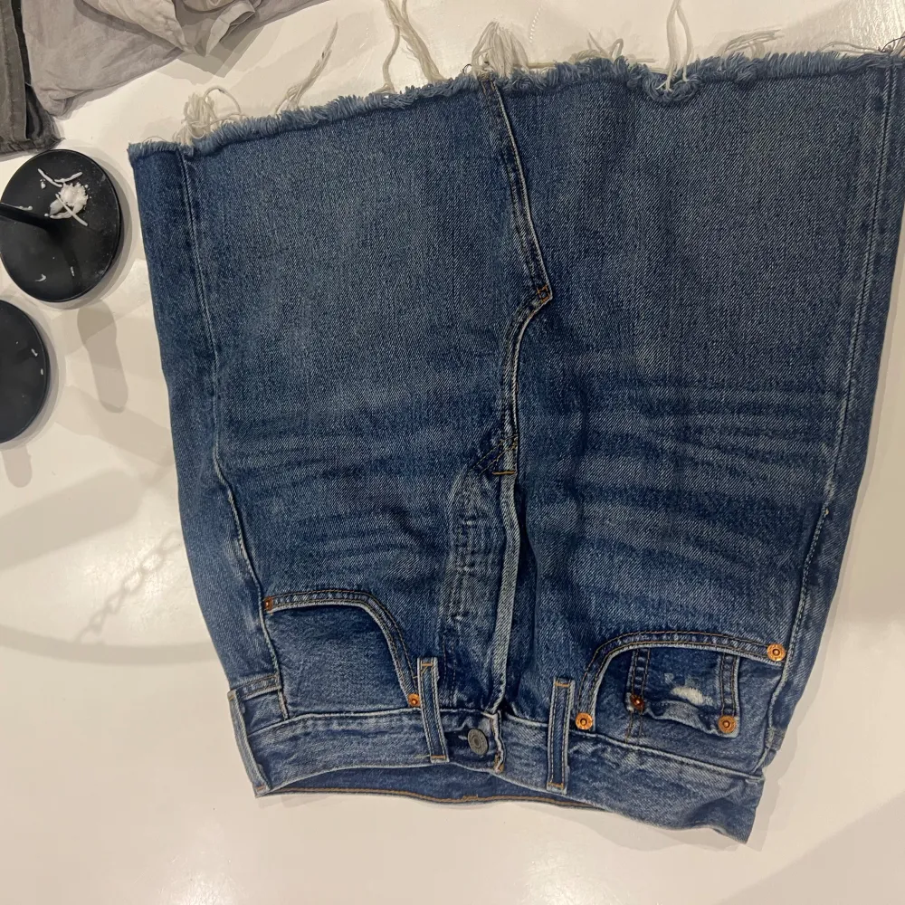 En somrig jeans kjol som jag köpte men är för små för mig har använt kjolen 2 gånger kjolen är väldigt lång men är ganska tajt vid midjan  Köpte för 500 säljer för 350 . Kjolar.