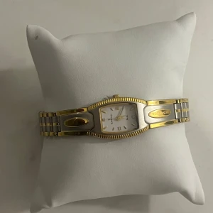 Romason klocka - Super snygg klocka från märket romanson i guld & silver. Den är i super bra skick och aldrig använd!💕