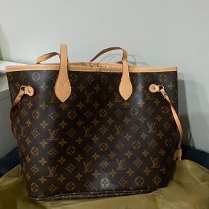 Ny väska - neverfull - Väskan är helt ny och oanvänd. Rymmer mycket. Kan skicka fler bilden om det önskas