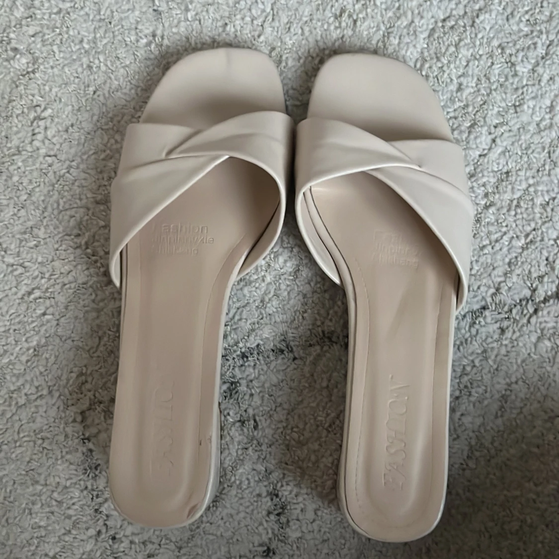 Beige sandaler med klack - 90