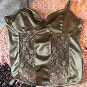Grön gullig topp  - Superfin topp men inte riktigt min stil ❤️ Den kan se guldig ut på bilder men är mörk/militär - grön i verkligheten. 