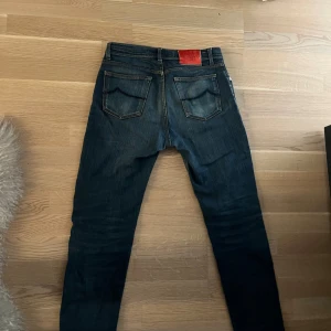 Jacob Cohën Jeans - Säljer nu mina Jacob jeans i storlek 33. Okej skick, lite slitage vid hästmärket, fickan och översta knappen. Annars väldigt fina! Priset går att diskutera till en viss gräns.