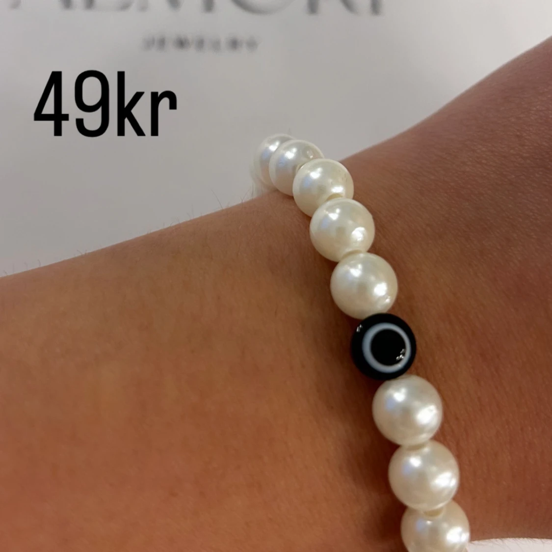 Pärlarmband med svart detalj