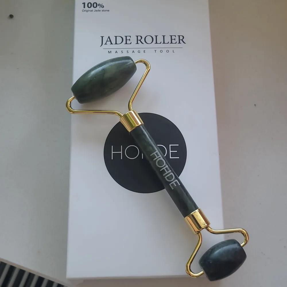 Jade roller från HOHDE i mörkgrön färg. Aldrig använd, nypris 300kr🍀. Skönhet.