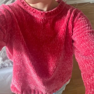 Mjuk gosig tröja - Säljer denna enormt mjuka tjocktröjan i ganska färgstark rosa. 