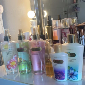 Victoria secret parfym - Säljer mina Victoria secret parfymer, body lotions. Ganska mycket kvar i parfymerna. I den stora body lotionen är det 1/4 kvar och i den lila 2/4. Kan sälja för sig också. Buda