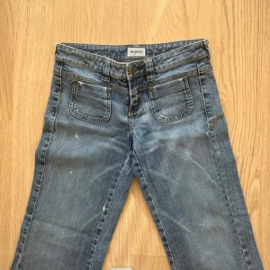 Low bootcut jeans - Jättefina jeans i vintage-stil