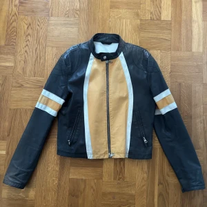 Bikerjacka  - Bikerjacka i äkta läder, köpt på second hand i Milano. Storlek M/L 