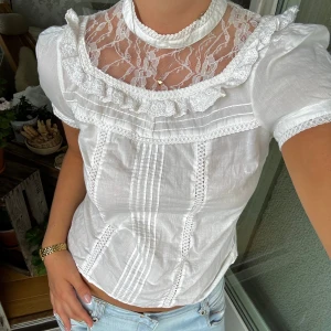 Broderad blus - Så fin broderad blus med spetsdetaljer! 🩷