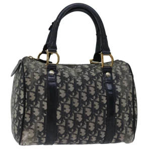 Christian Dior väska - Christian Dior väska! Med en elegant och tidlös design kommer denna väska att passa alla tillfällen. Perfekt för att lägga till en touch av lyxstil till vilken outfit som helst!