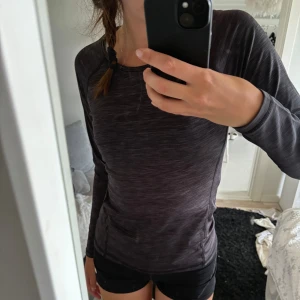 Träningstopp - Träningströja i storlek xs. Normal passform. Använt några gånger,