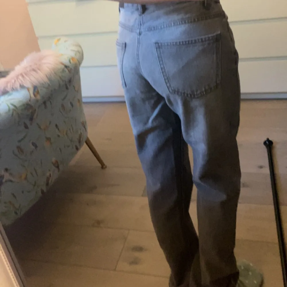 I storlek XXS som jag tycker passar som XS. Den är mid waist och har använt några gånger. Köpt för 400kr säljer 120kr☺️. Jeans & Byxor.