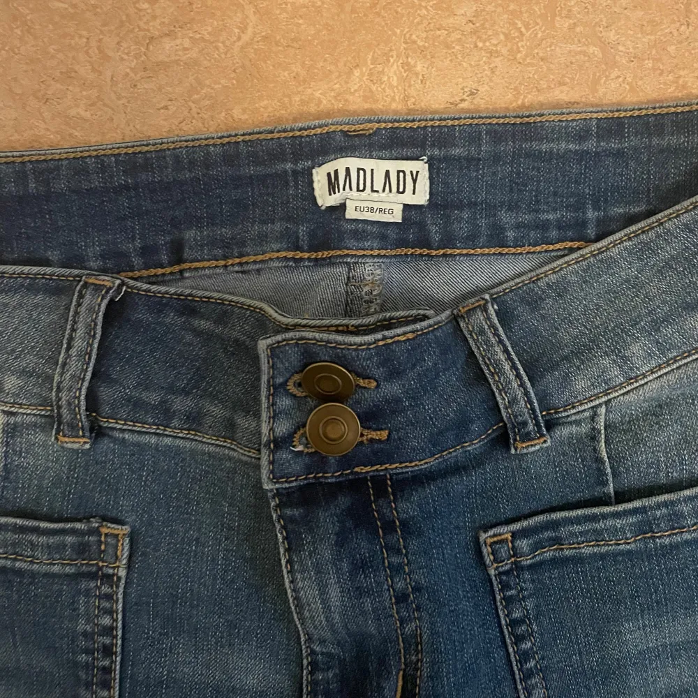 Fina bootcut jeans med detaljer! Är i toppskick förutom lite slitningar längst ner på benen då det varit för långa på mig. Är i stl 38 regular. 💞 frakt ej inräknad i pris. Jeans & Byxor.