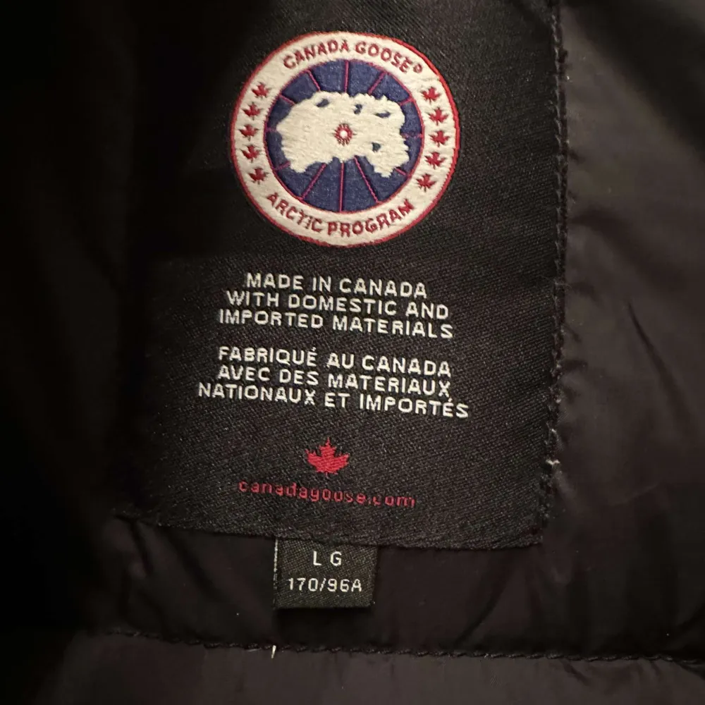 Säljer en canada goose väst, använd 1 gång.  Sparsamt använd och rökfri.  Storleken är i L, men passar i M.. Jackor.