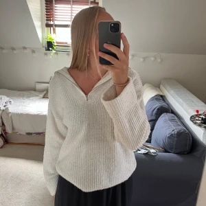 Stickad ljus tröja  - En fin stickad tröja med dragkedja, vit/beige färg. Köpte på zalando, säljer för 120 kronor. Priset är diskuterbart hör av er vid frågor💞