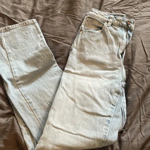 Jeans - Ljusblå jeans från Abrand. Använda fåtal gånger och har inga defekter. Är däremot insydda i midjan (av skräddare) därav ett billigare pris.