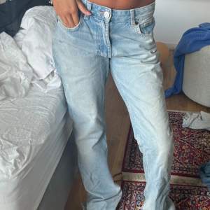 Så snygga Zara jeans i modellen ”BOOTCUT with mid rise waste”. Aldrig använda och prislapp kvar. Storlek 38. Köpta för 500kr.