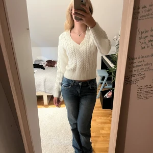 Jättefin vit stickad tröja  - Vit stickad tröja med fina mönster som bara använts ett fåtal gånger. Passformen är bra, inte croppad men inte heller för lång. V-ringning. Normal i storleken. Mycket bra skick.