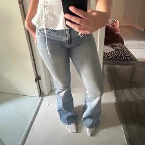 Mid waist bootcut jeans i fint skick innerbenslängden 82cm💕