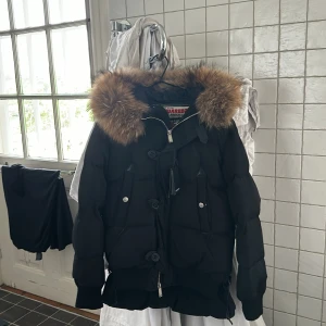 Dsquared2 vinter jacka - Hej säljer denna vinterjacka jag fick som en gåva. Det är en Dsquared2 exklusive jacka. Nypris 2900€/30000kr. Den är lite för stor för mig den är aldrig använd. Pris går att diskutera lätt vid snabb affär så tveka inte inför vintern.