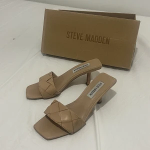 Steve Madden frenzy slip ons sandaler/ lågklackar - Steve Madden Frenzy slip ons sandaler/lågklackar beige i mycket gott skick (kommer med förpackningen), storlek 37, syrrans gamla sko som inte användes ofta, originalpris 1025 kr, mitt pris kan diskuteras😊