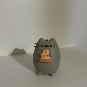 Pusheen figur - Gullig Pusheen figur med pizza, tyvärr har morrhåren på ena sidan förstörts 😓