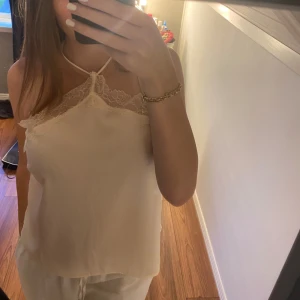 Creme vitt silkes linne med spetts  - Fint spetts linne som är perfekt till fest💕 den har ej kommit till användning och är därav i väldigt bra skick💖