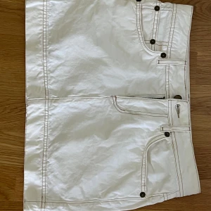 Vit jeanskjol - så fin jeanskjol som tyvärr är för liten för mig🥹🩷 passar till allt! Skulle säga att det är en stl 34. märket är twistandtango❤️