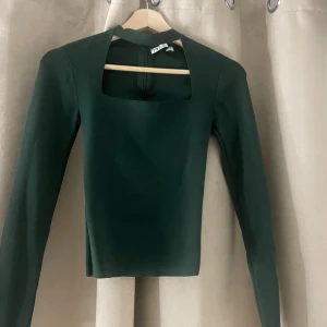 Zara topp - En jätte fin grön zara topp med choker i super bra skick med inga tecken på användning❤️
