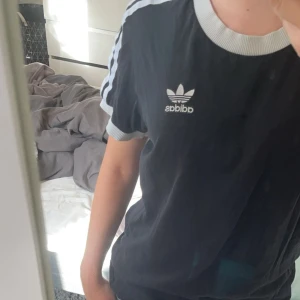 Adidas tröja - En Adidas tröja som jag har köpt från second hand inga skador eller fläckar! Bara testat på🙌🏼