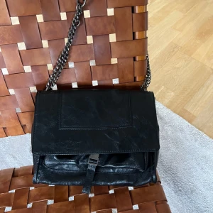 Svart väska  - Snygg väska, knappt använd 