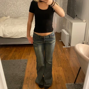 Lågmidjade bootcut jeans - Supersnygga vintage jeans som passar strl S💕fint skick 