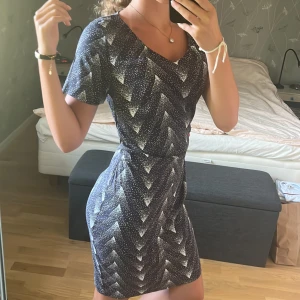 Klänning - Svart klänning med vita mönster, dragkedja som knappt är synlig i ryggen.💕