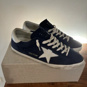 Golden Goose - Säljer dessa riktigt snygga Golden Goose skor | Skick 10/10, knappt använda | Storlek 45 | Allt org medföljer! Tveka inte om du har några frågor eller funderingar.