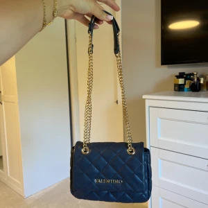 Valentino väska navy - Valentino väska i navy blue, använd en gång endast, äkta, ny skick