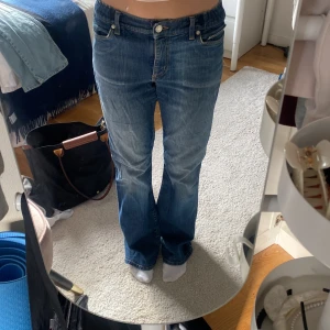 Lowwaist jeans - Mammas gamla som är lite förstora för mig❤️ välanvända, deflekter syns på bild 3