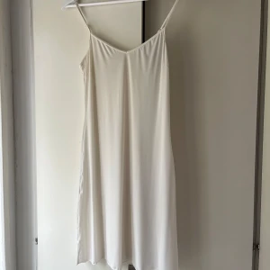 Vit slipdress från Twilfit - Använd sparsamt. Passar mig som bär strl S