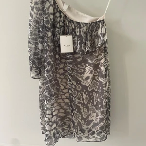 Grå klänning  - Med prislapp, stl xs  Ej använd, ordinarie pris 399:- 