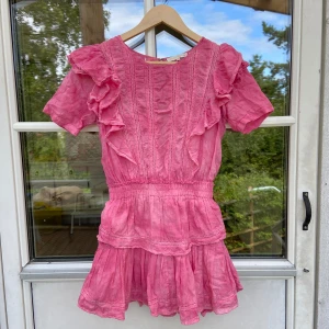 Loveschackfancy klänning  - PRIS KAN DISKUTERAS!! Supersöt rosa klänning från märket loveschackfancy🩷Bara använd några gånger! Storlek P (motsvarar XXS men skulle säga att den är som XS), kostade  325€ ny💕 Kan även tänka mig byten! Kan mötas upp i Stockholm