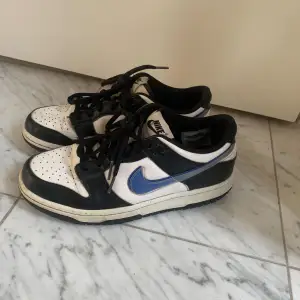 Ganska använda skor från Nike. Köpta ungefär 1 år sedan. Självklart tvättar dem innan de skickas! TRYCK INTE PÅ ”köp nu” Pris kan diskuteras😃kontakta vid frågor!