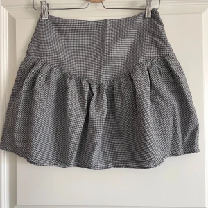 Rutig kjol - En svart- och vitrutig kjol från & Other Stories i storlek 36. Väldigt bra skick!