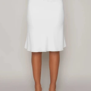 Vit midi kjol - Paloma Skirt från Danielle Guizio. Vit, midi längd med rosett detalj. Säljer då den är för stor. Original pris ca 1200kr, använd en gång!