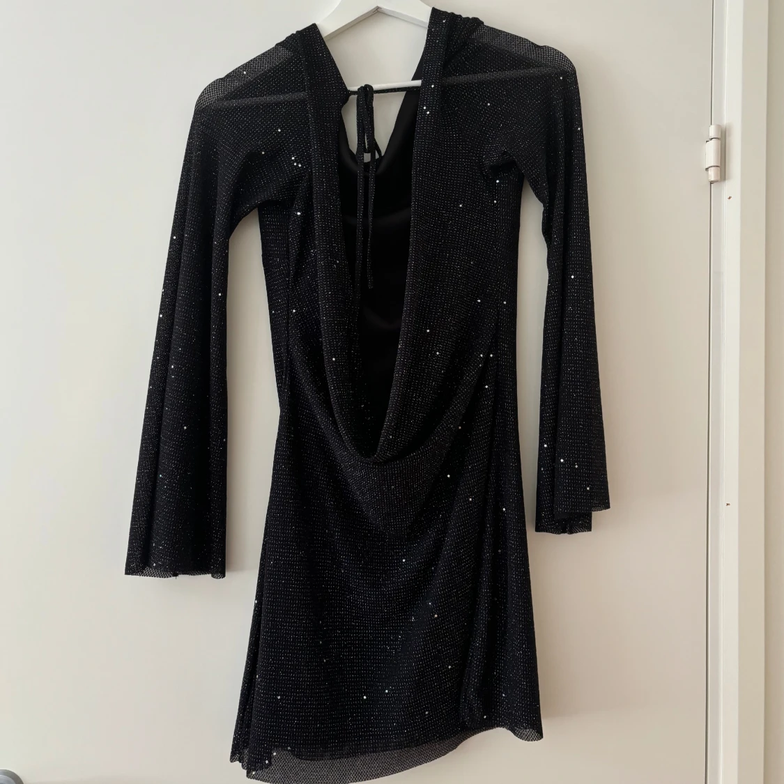 Svart glittrig klänning  - 90