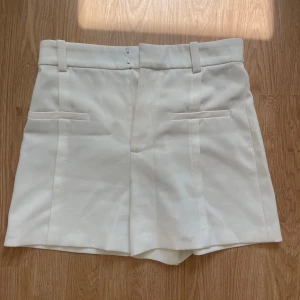 Gulliga vita kostymshorts  - Högmidjade