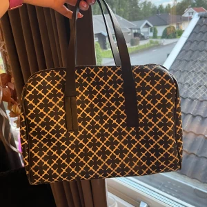 By Malene Birger väska - Säljer nu min fina By Malene Birger väska då jag inte använder den! Modellen säljs inte längre!! Knappt använd. Väldigt bra skick inget märke eller så, medföljer ett långt band till väskan!💞Pris går att diskutera