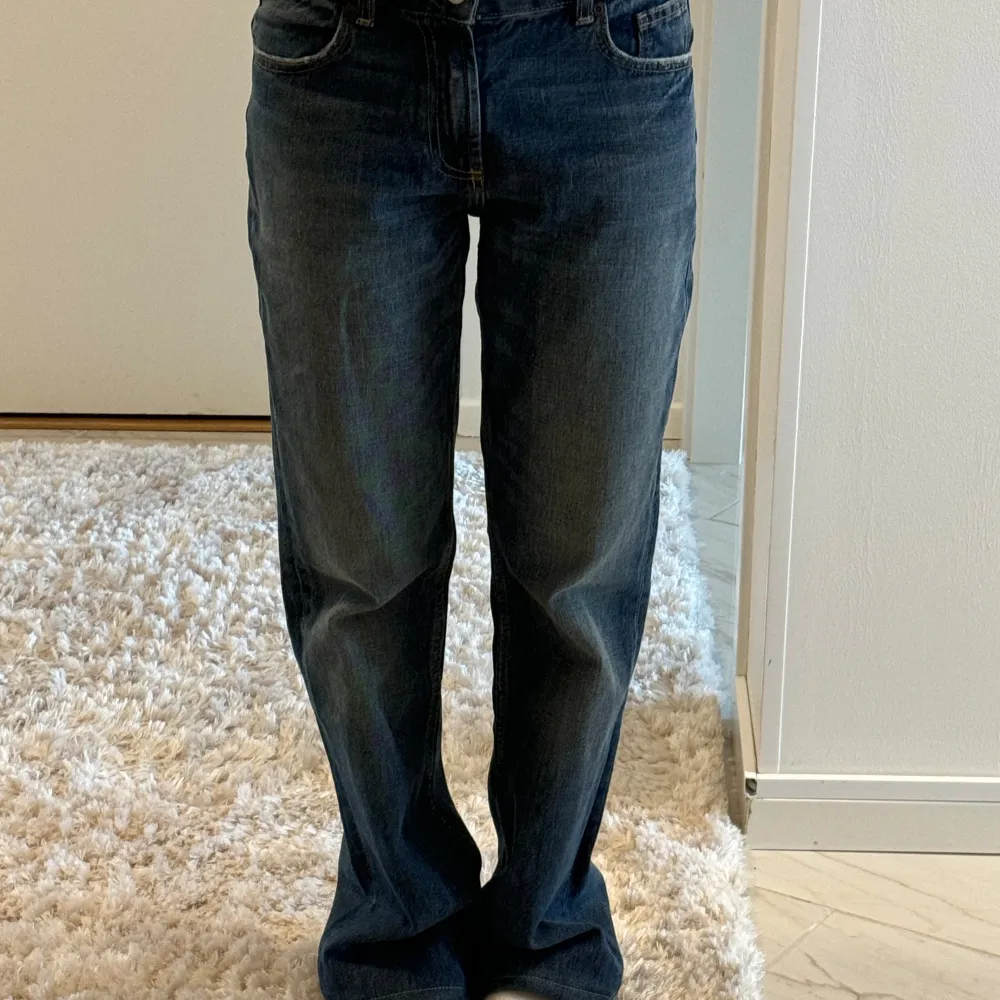 Helt nya zara jeans som tyvär inte Komemr till användning då de inte är min stil!💕 jag är 164cm. . Jeans & Byxor.